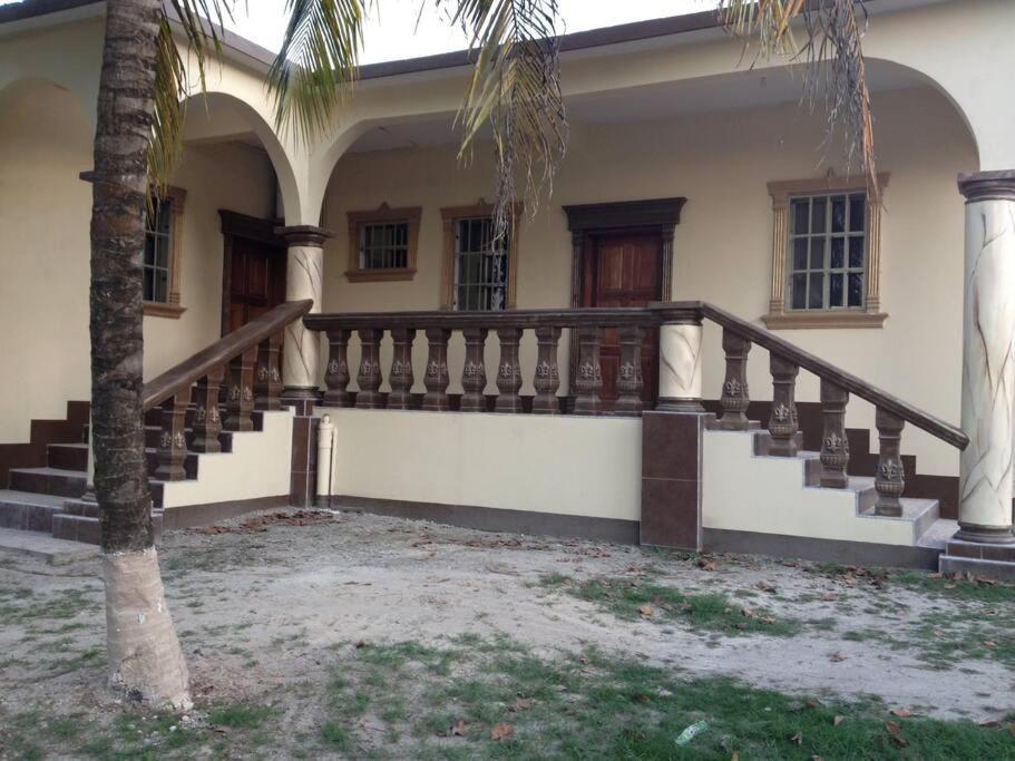 Banyan Rose Apartment Orange Walk Town Ngoại thất bức ảnh